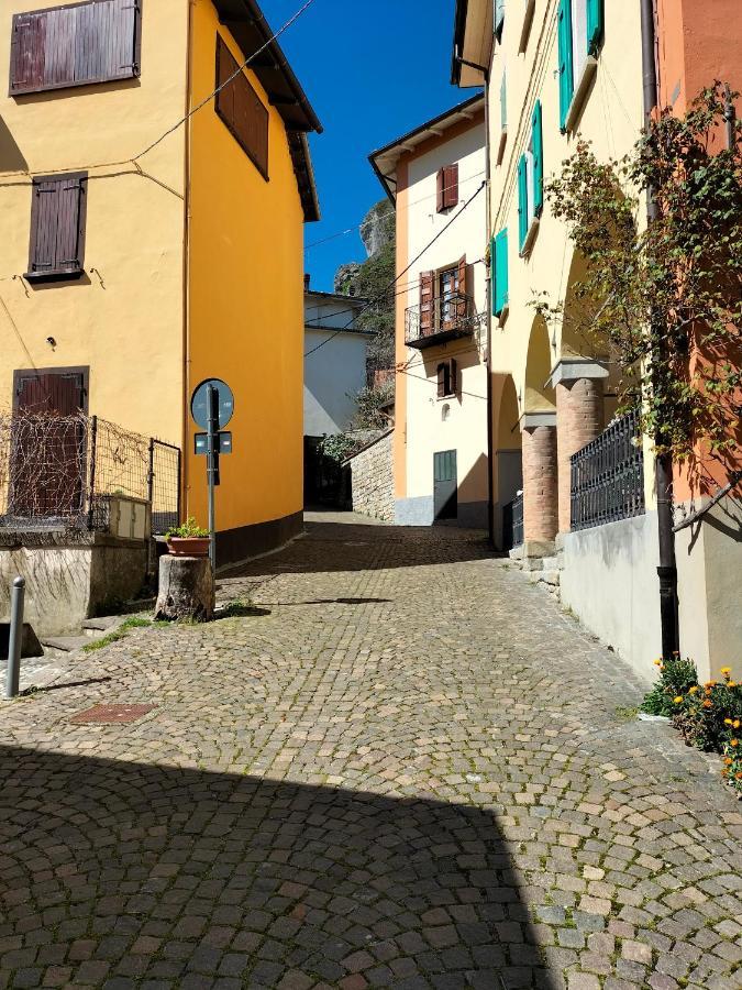 La Chicca Piccola Casina In Affitto Nel Borgo Antico Di Gaggio Montano Bo Apartamento Exterior foto